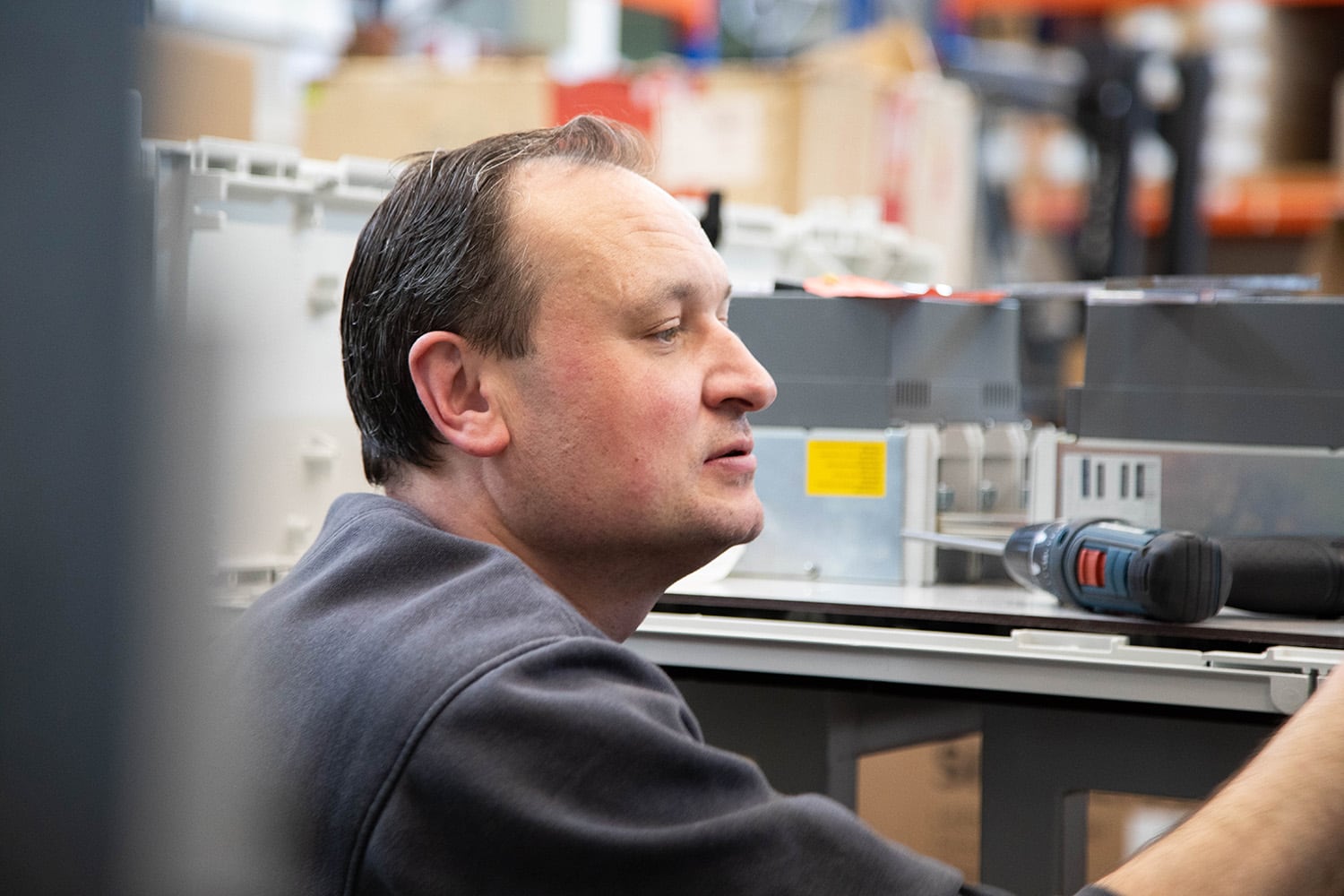 Umsetzung maßgeschneiderter Schaltschranklösungen für Industrieanlagen durch AES systems in Eichenzell.