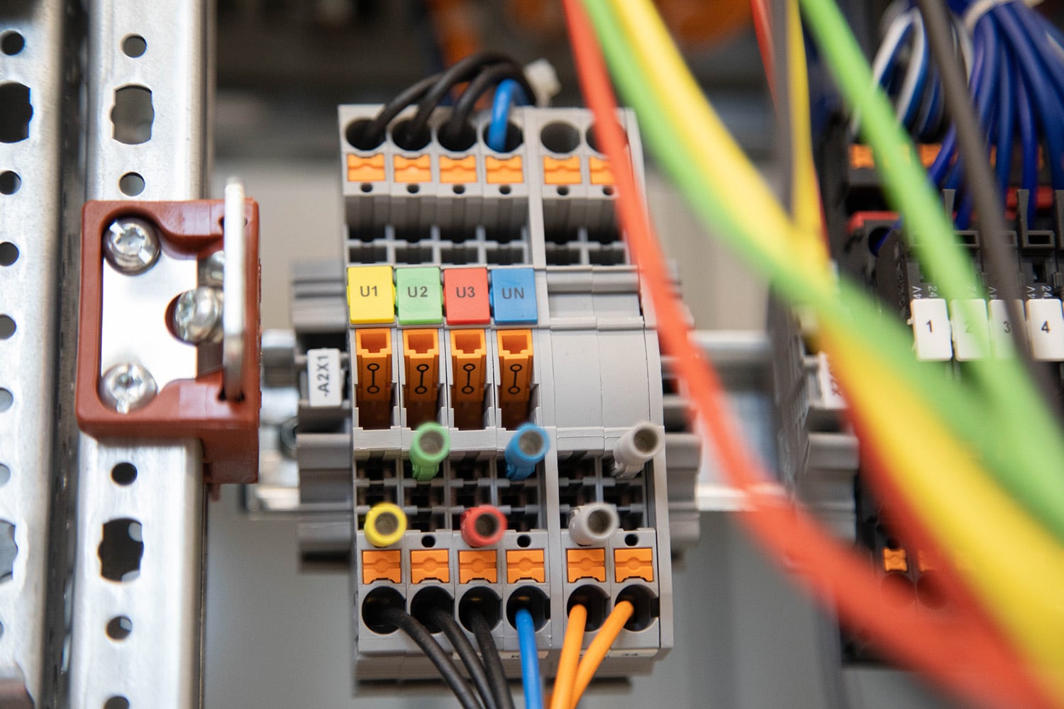 Sauber verdrahteter industrieller Schaltschrank aus der Fertigung in Eichenzell nach definierten Qualitätsstandards.